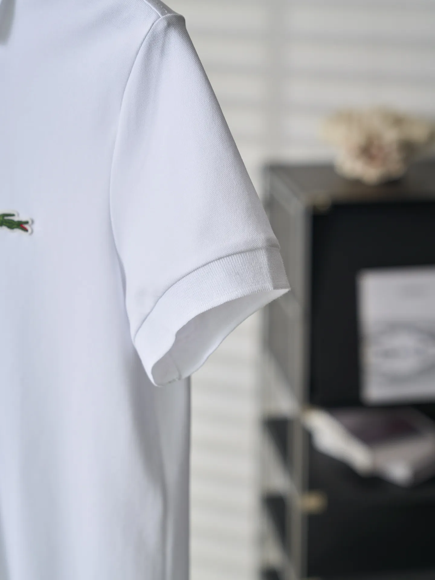 [Real auction] Lacoste crocodile logo embroidered short-sleeved Polo shirt [In Stock] S M L Adopting the stamping process, independent embroidered stamps are made through computer embroidery, and then positioned and sewn onto the clothing. It has a strong three-dimensional effect, is strong and washable, and has stable quality. The fabrics have been fermented and washed, giving a better hand feel and texture. It is not easy to deform, shrink, or fade. It maintains long-term beauty and fits well.